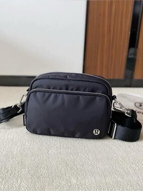 lululemon athletica Black Nylon Dual-Zip Crossbody Belt Bag。2L
